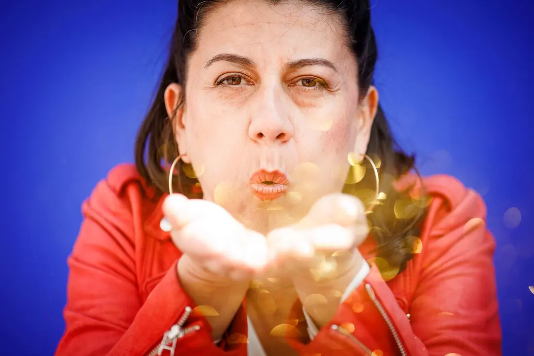Isabelle Charton souffle des paillettes dorées
